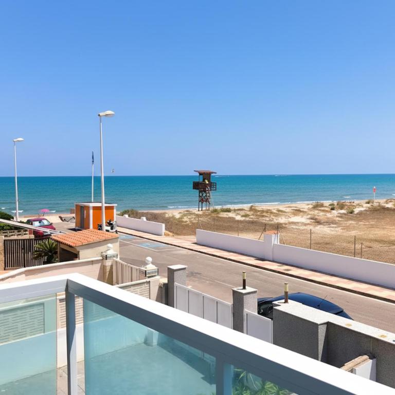 Vacaciones con el Mediterráneo a menos de 50 metros - Three-Bedroom House - 1