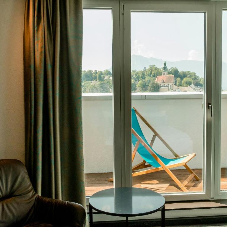 Motel One Salzburg-Mirabell - Superior Doppelzimmer mit Balkon - 3