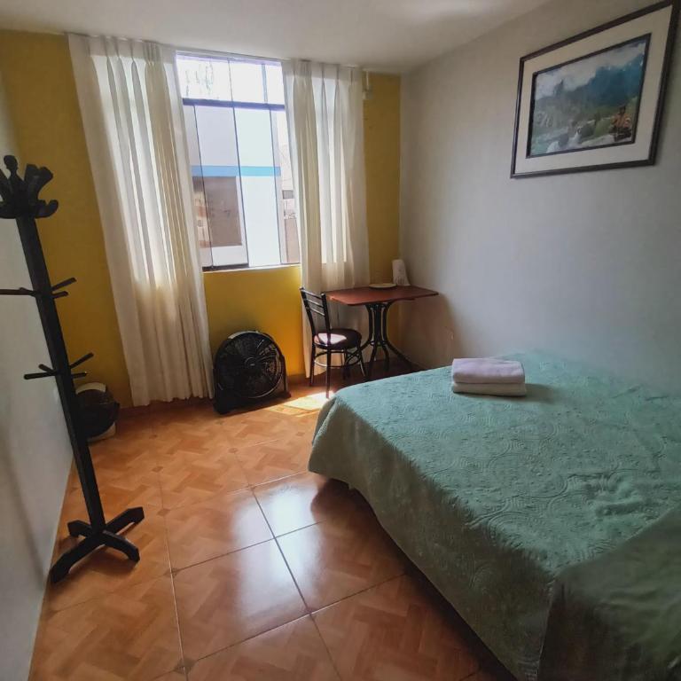 Across from Lima Airport - A y J Familia - Habitación Doble Económica - 1