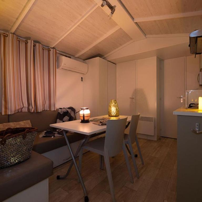 Mobil-home cosy avec terrasse - 5 personnes - API-1-52-822 - Mobile Home - 4
