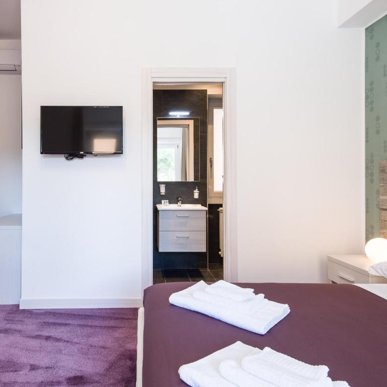 Guesthouse Park Pines - Camera Quadrupla con Bagno Privato e Balcone - 5
