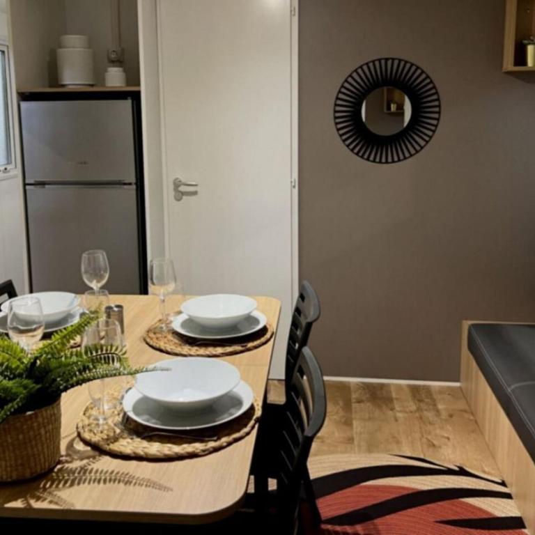 Mobil-home spacieux avec terrasse à Six-Fours-les-Plages - API-1-52-867 - Mobile Home - 3