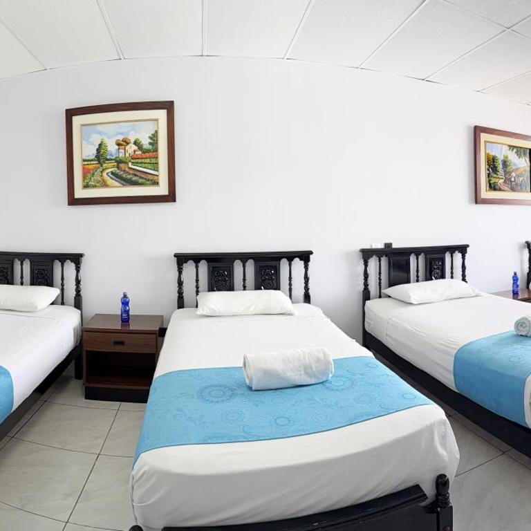 Hotel Santamaria en quito - Habitación Cuádruple Confort - 7