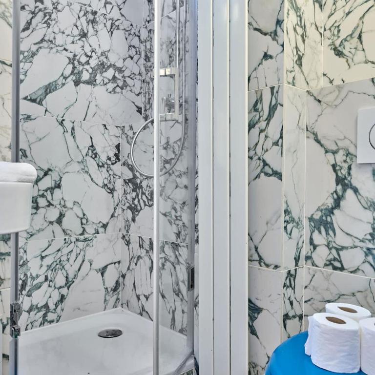 Superb flat with terrace in the centre of Paris - Three-Bedroom Apartment - 13