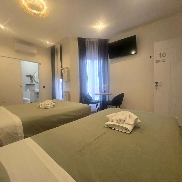 Hostal Main Street Madrid - Double Room with Extra Bed - 6