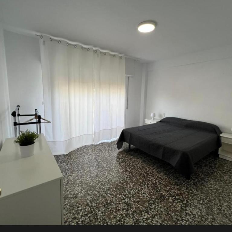 Sol Salou - Four-Bedroom Apartment with Balcony - 2
