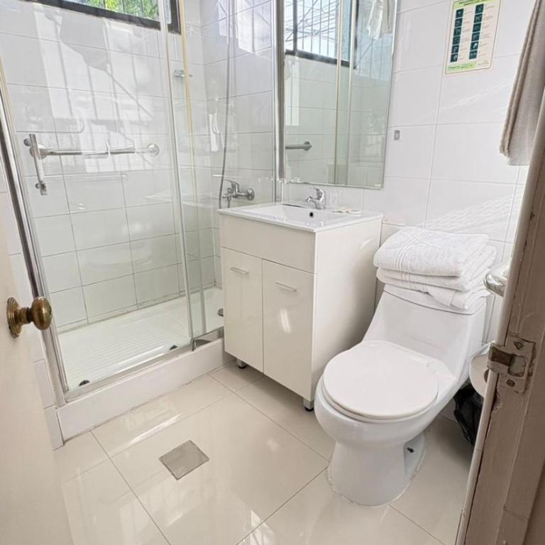 Hotel Vallenar - Triple Room with Private Bathroom - 5