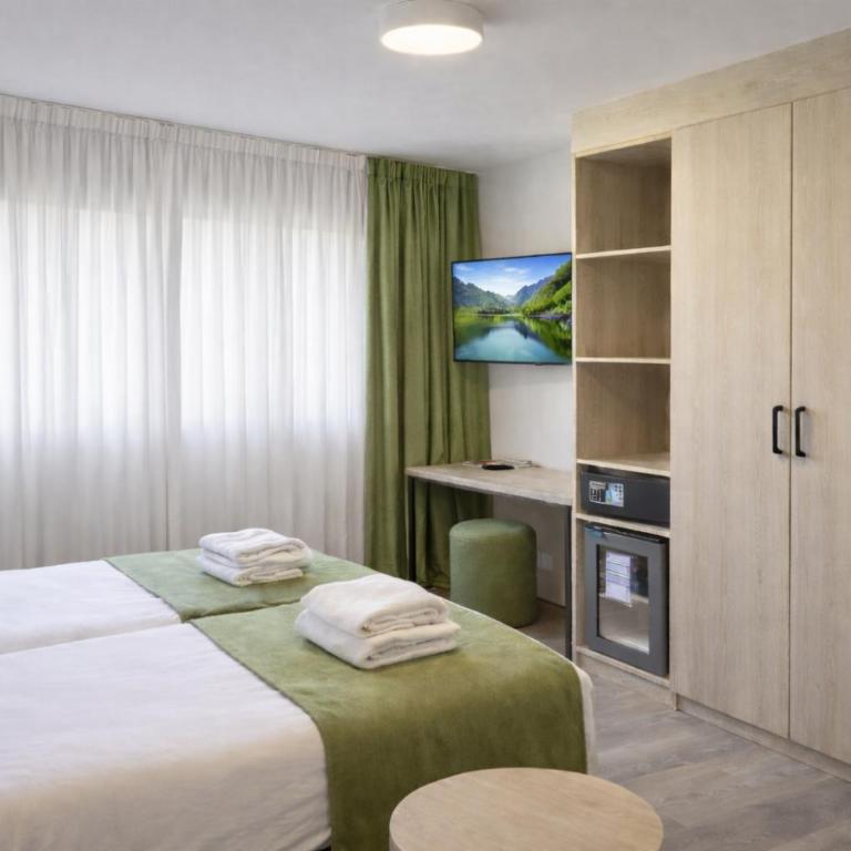 Hotel Nessi Locarno - Camera Moderna Matrimoniale con Vista Montagna - 2