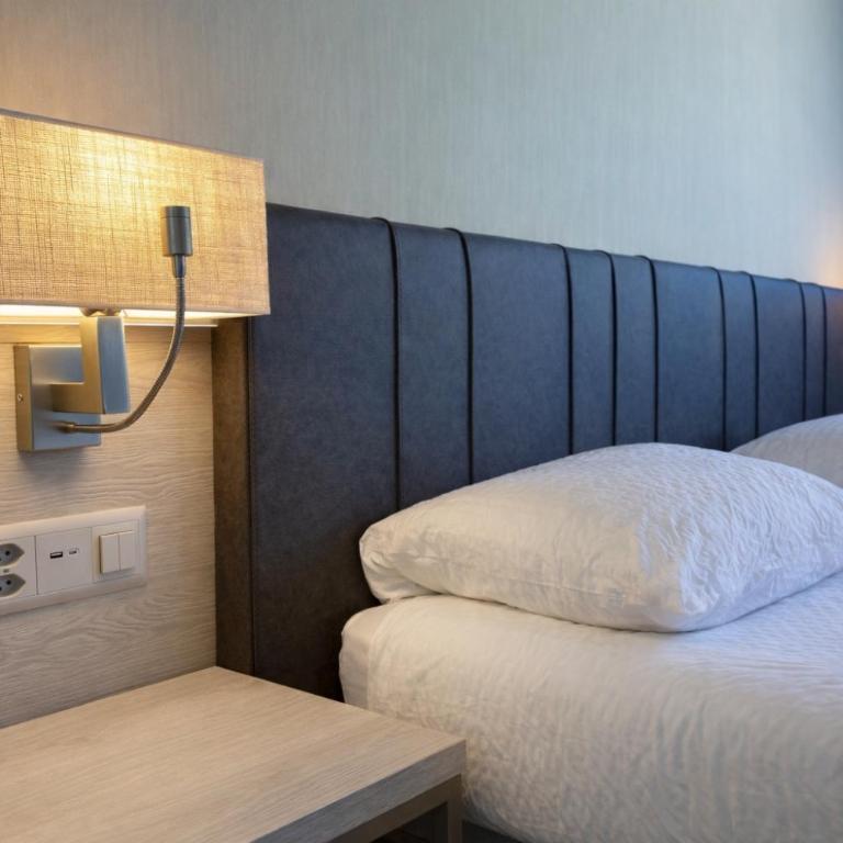 Hotel Nessi Locarno - Modern Family Room with Mountain View - 1