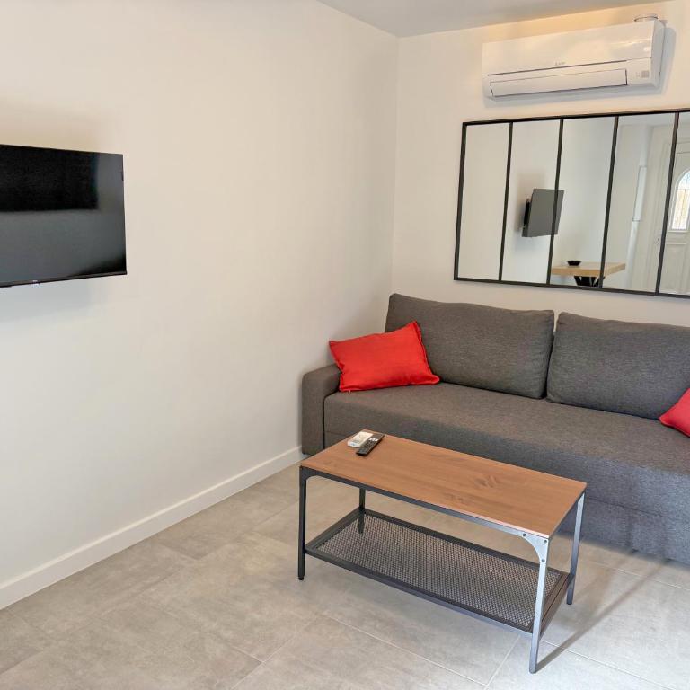 L'Esterel Appartements Plage 450m & Gare Saint-Raphael 950m - Apartment with Terrace - 1