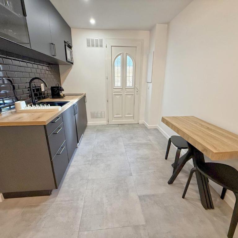 L'Esterel Appartements Plage 450m & Gare Saint-Raphael 950m - Apartment with Terrace - 14