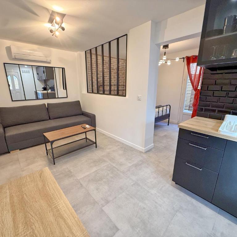 L'Esterel Appartements Plage 450m & Gare Saint-Raphael 950m - Apartment with Terrace - 17