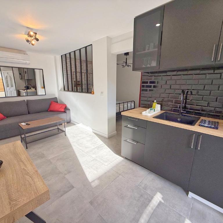 L'Esterel Appartements Plage 450m & Gare Saint-Raphael 950m - Apartment with Terrace - 3