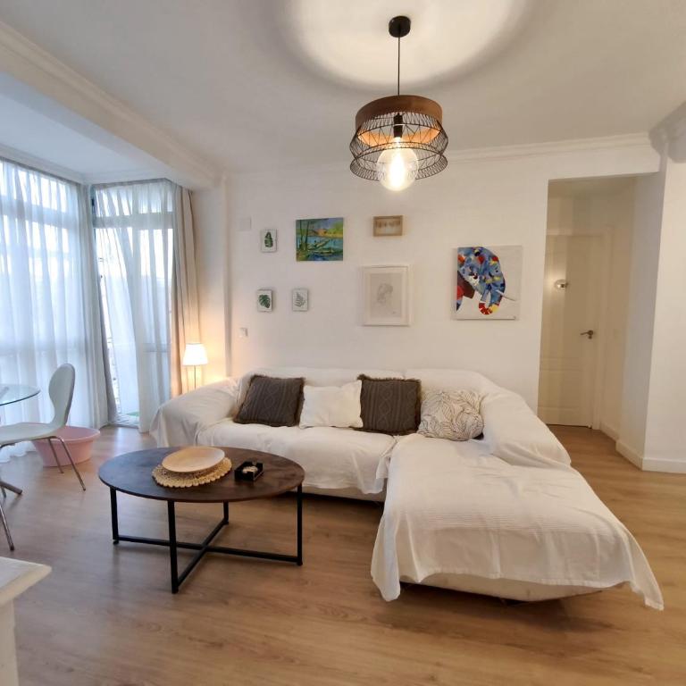 Bonito apartamento céntrico al lado del mar - Three-Bedroom Apartment - 1