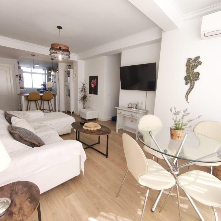 Bonito apartamento céntrico al lado del mar - Three-Bedroom Apartment - 4
