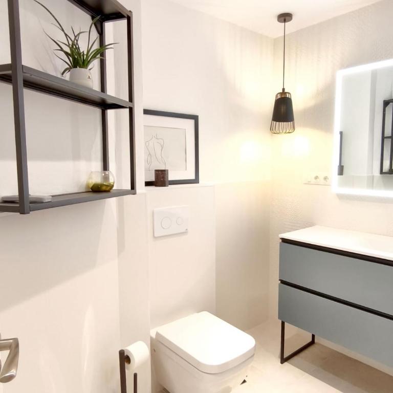 Bonito apartamento céntrico al lado del mar - Three-Bedroom Apartment - 11