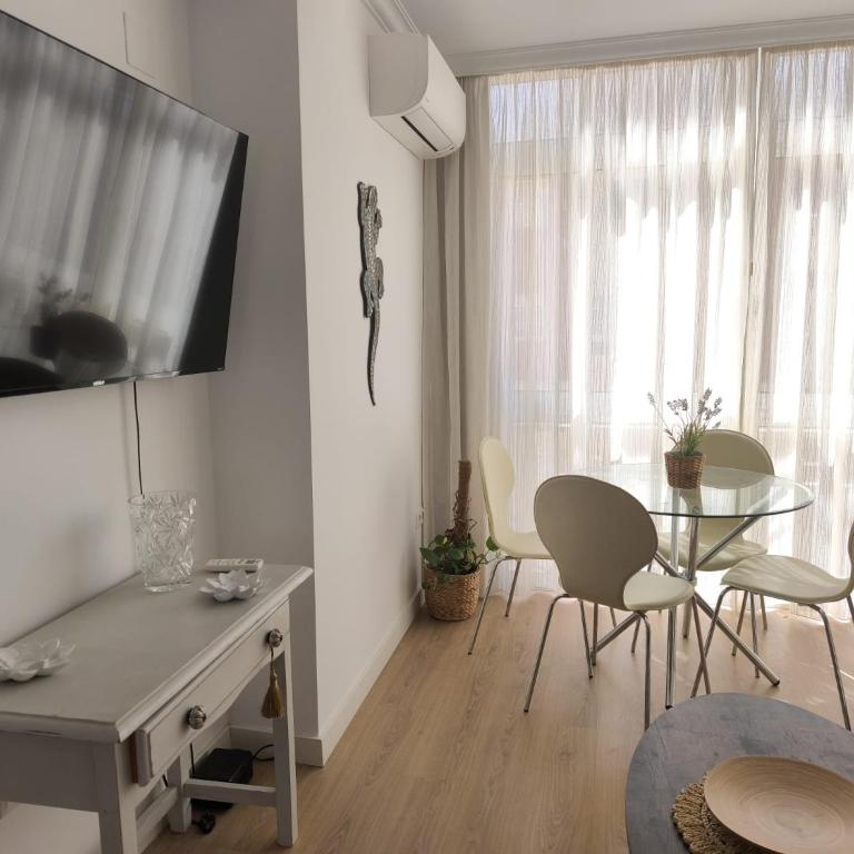 Bonito apartamento céntrico al lado del mar - Three-Bedroom Apartment - 16