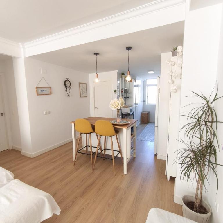 Bonito apartamento céntrico al lado del mar - Three-Bedroom Apartment - 34
