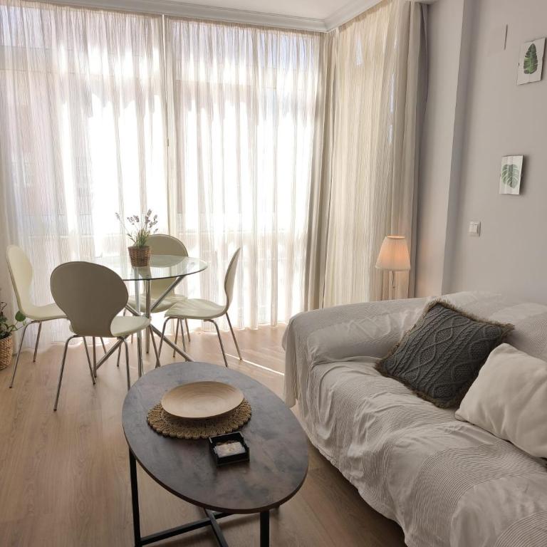 Bonito apartamento céntrico al lado del mar - Three-Bedroom Apartment - 35