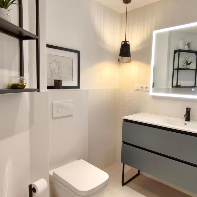 Bonito apartamento céntrico al lado del mar - Three-Bedroom Apartment - 38