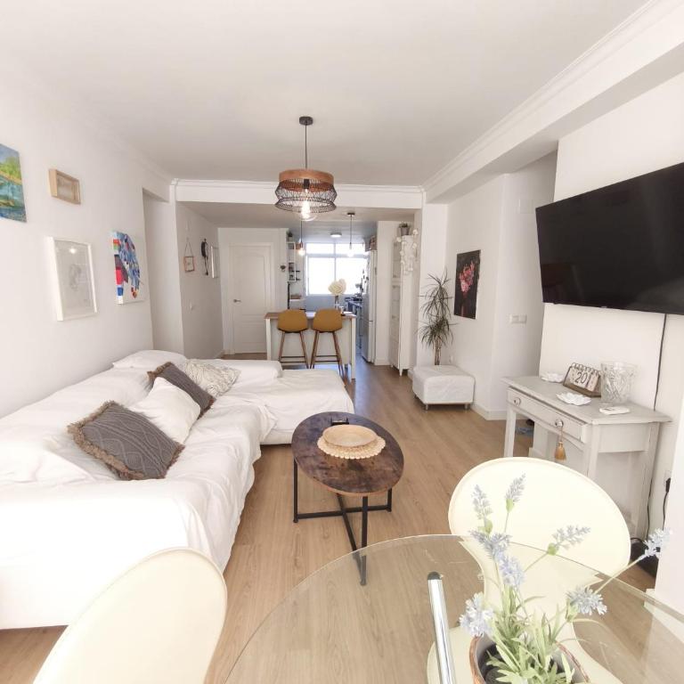Bonito apartamento céntrico al lado del mar - Three-Bedroom Apartment - 39