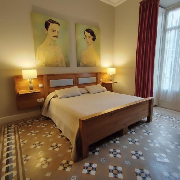 Historic 19th-Century Apartment with Balcony Overlooking Plaza - Deluxe Apartment - 3