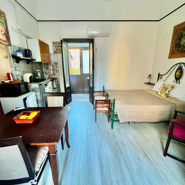 Independent Apartment in the Center of Catania - One-Bedroom House - 3