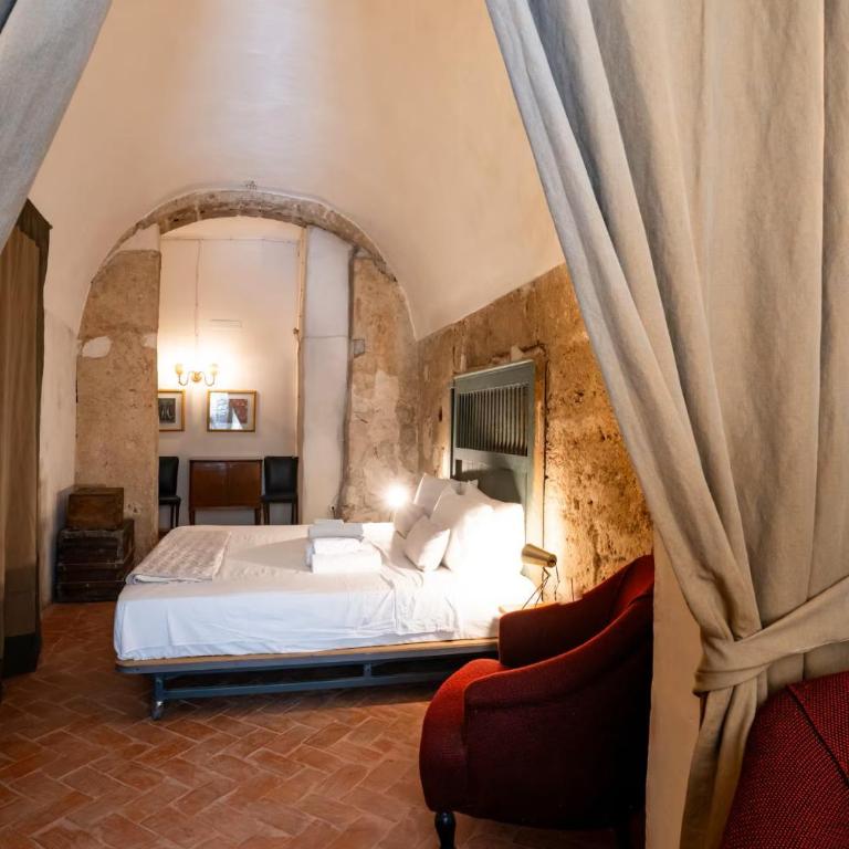 Principe di Castelnuovo Historical Suites - King Room with Garden View - 5