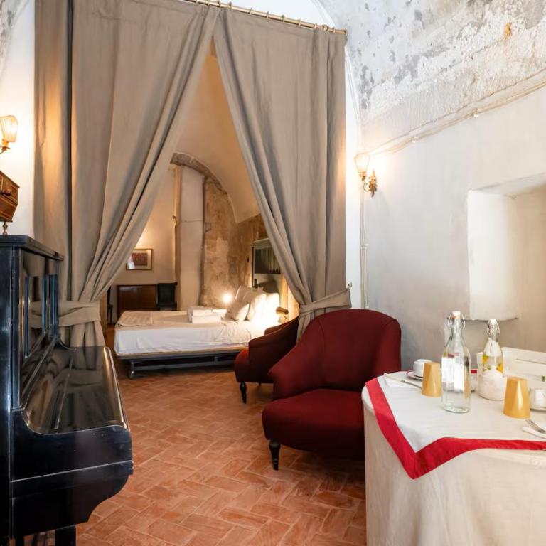 Principe di Castelnuovo Historical Suites - King Room with Garden View - 8
