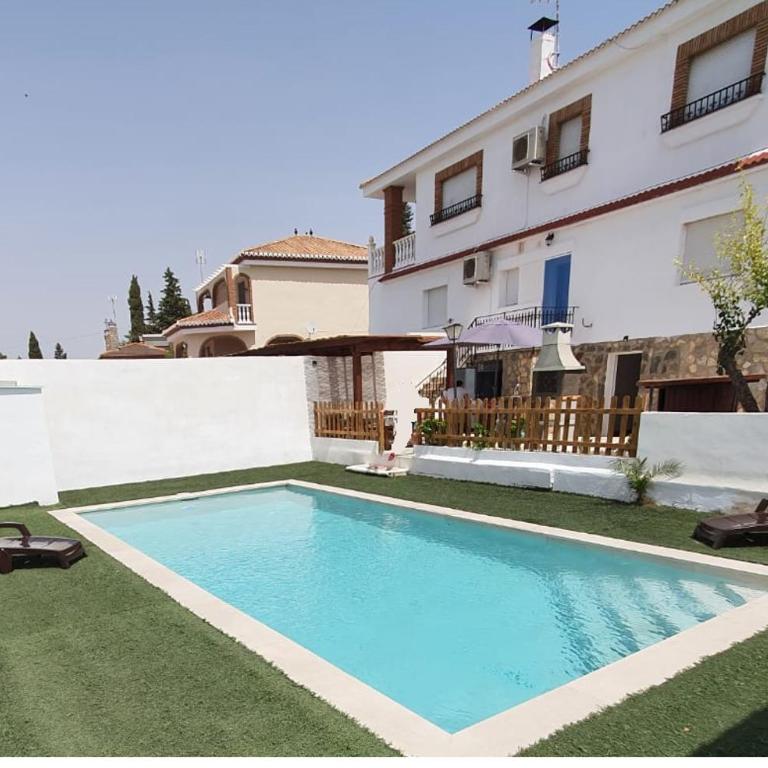 Magnificent villa: 2 private pools, BBQ, garden & parking. 13 per. In Padul - Villa - 2