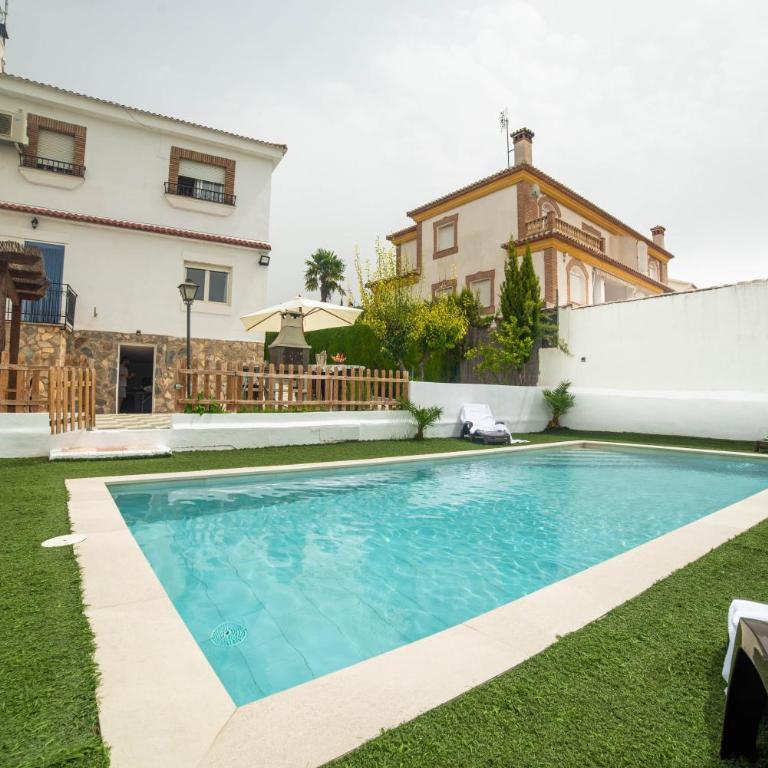 Magnificent villa: 2 private pools, BBQ, garden & parking. 13 per. In Padul - Villa - 60