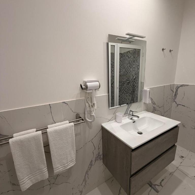 Vulcano Rooms 3 - Large Double Room - 7
