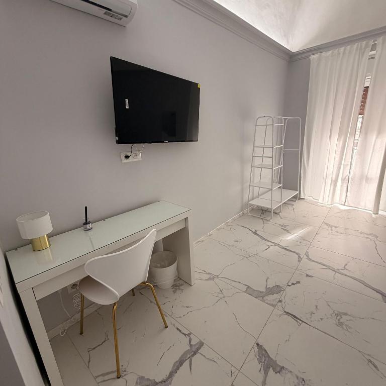 Vulcano Rooms 3 - Large Double Room - 8