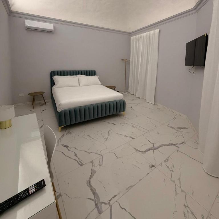 Vulcano Rooms 4 - Large Double Room - 1