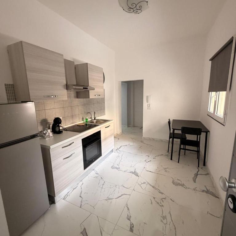 Vulcano Rooms 4 - Large Double Room - 27