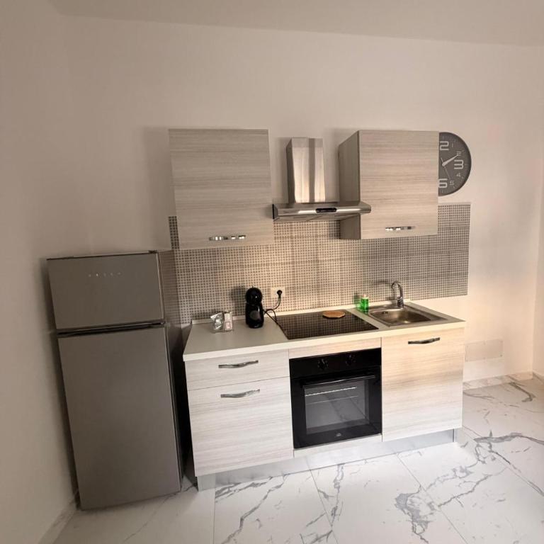 Vulcano Rooms 4 - Large Double Room - 30