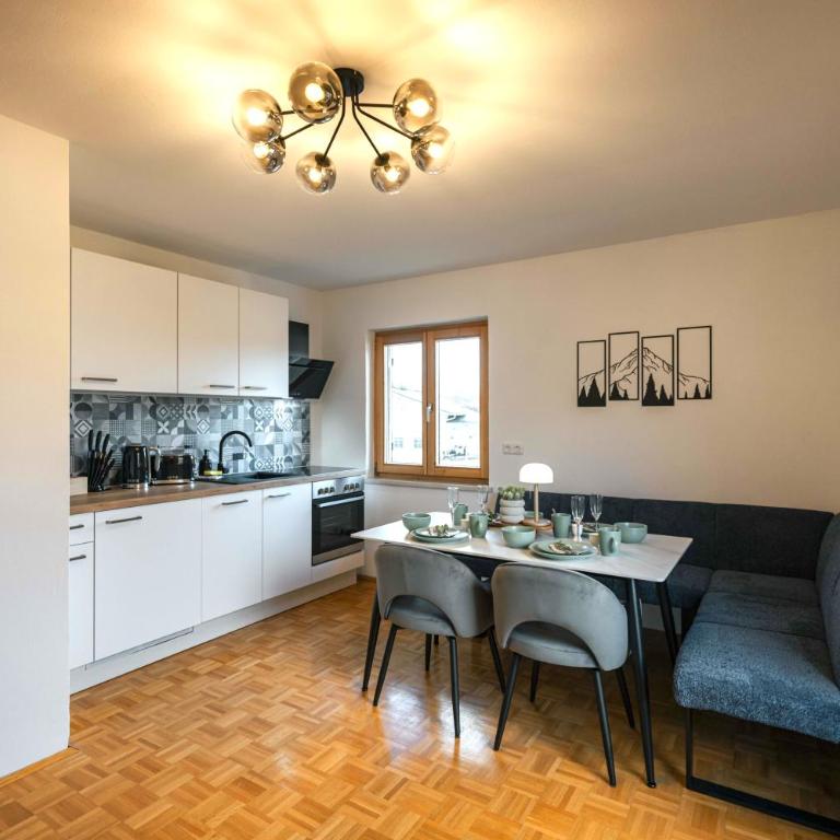 Bergblick & Altbau-Charme I 2 Balkone I aktivCARD - 130 Erlebnisse inklusive I Parkplatz - Apartment mit 2 Schlafzimmern - 6