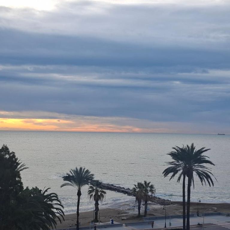 Frontal con vistas - Three-Bedroom Apartment - 2