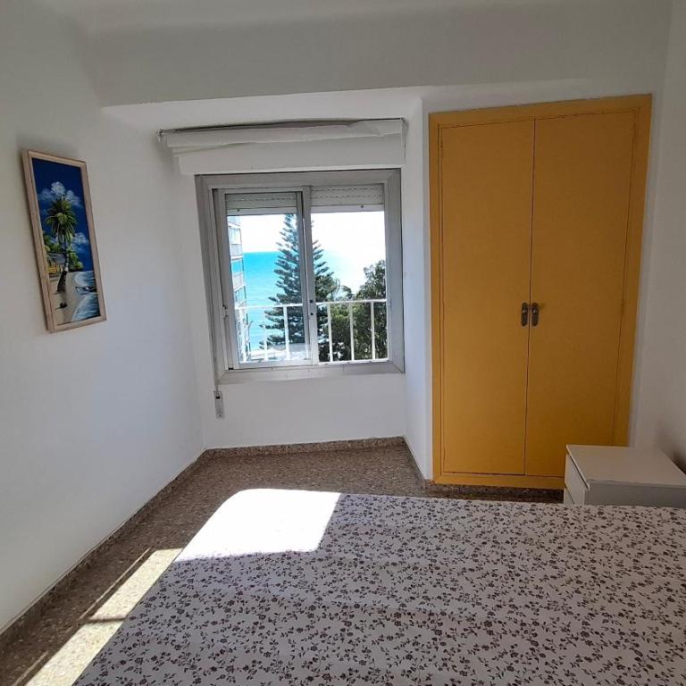 Frontal con vistas - Three-Bedroom Apartment - 8