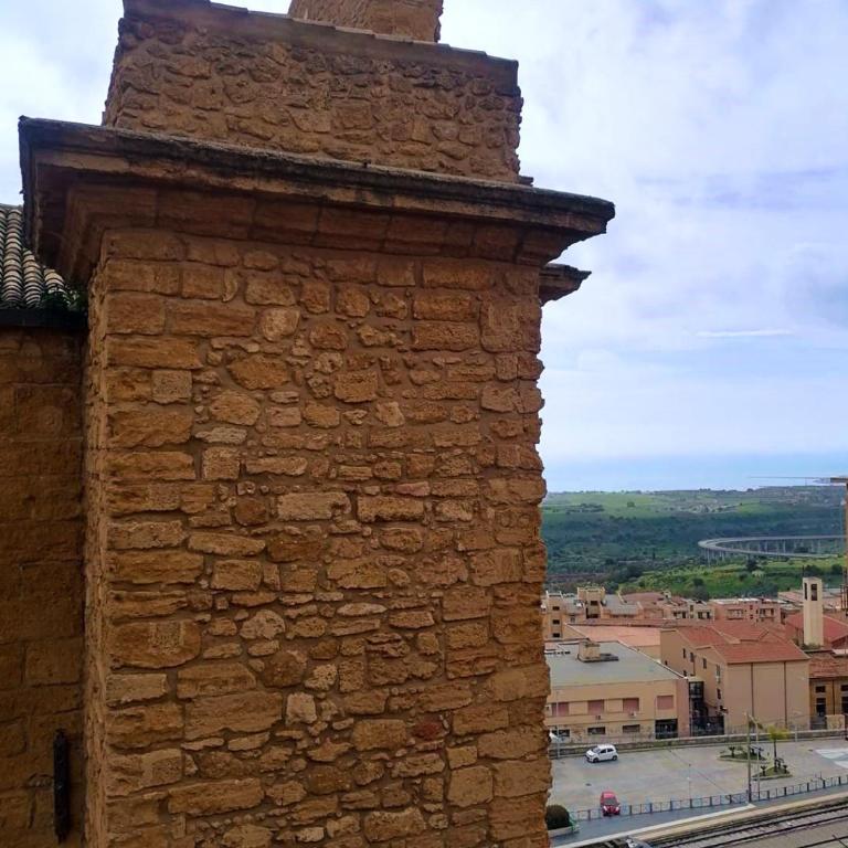 Cuore Urbano - Appartamento con 2 Camere da Letto e Balcone - 30