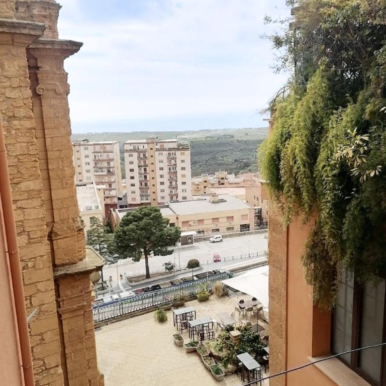 Cuore Urbano - Appartamento con 2 Camere da Letto e Balcone - 31