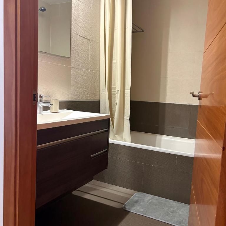 Born to Chill Central Stay with Pool, Parking & Balcony - Apartamento de 2 dormitorios - 6