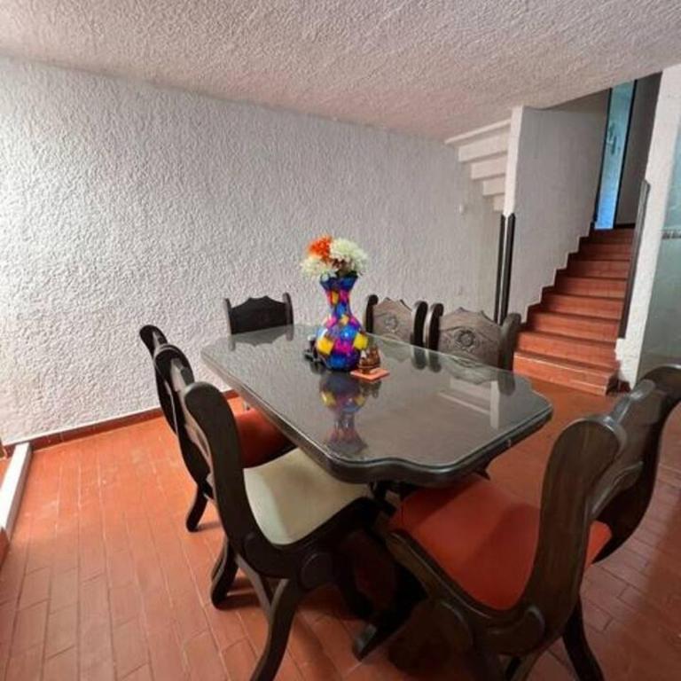 Casa Amplia de 3 Pisos - 3 Habitaciones - Zona Verde de Bucaramanga - Three-Bedroom Apartment - 5