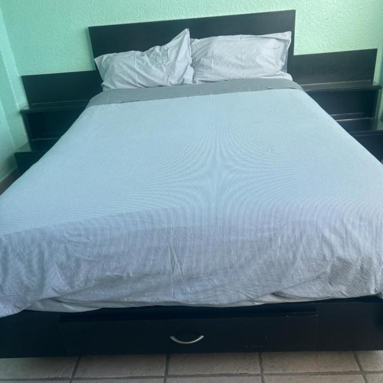 Habitacion uno - Single Room with Shared Bathroom - 2