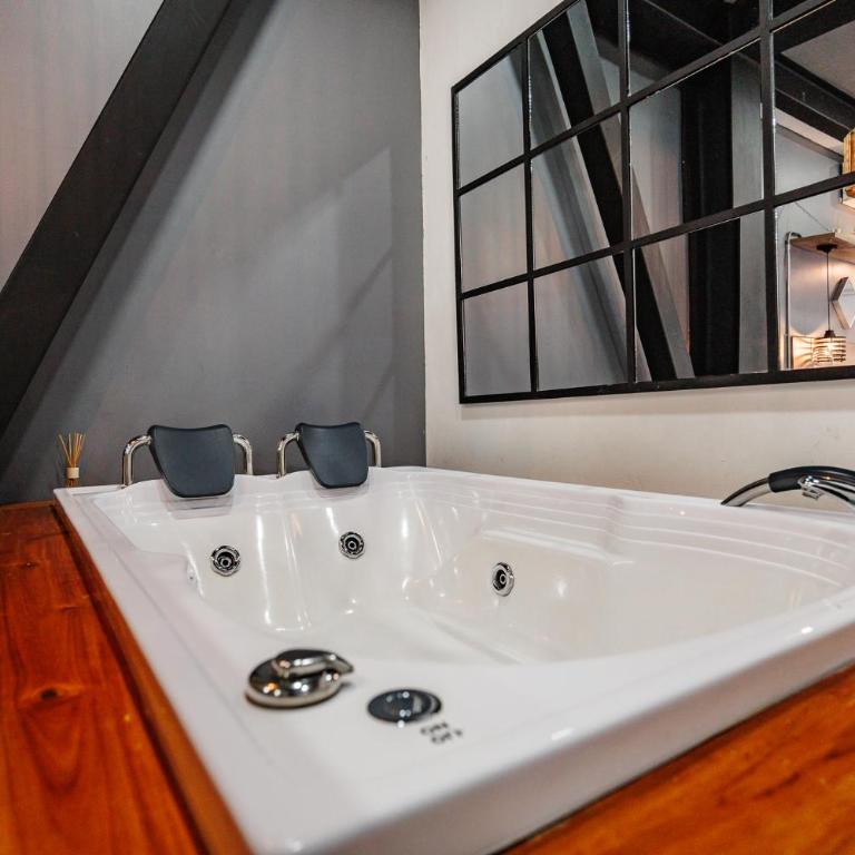 Hotel One Laureles - Suite con bañera de hidromasaje - 8