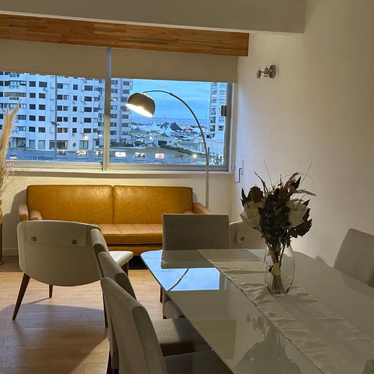 Enfrente al mar Limpieza diaria Estacionamiento Sábanas y toallas Gimnasio Recepción 24 hs A pasos del puerto y Gorlero - Two-Bedroom Apartment - 3