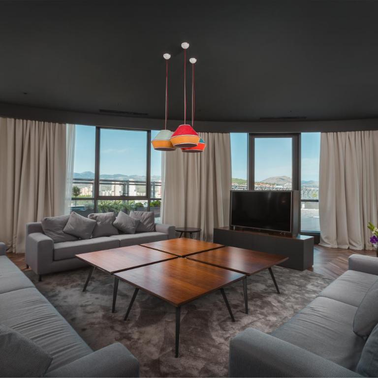 Crowne Plaza Podgorica by IHG - Penthouse Suite - 3