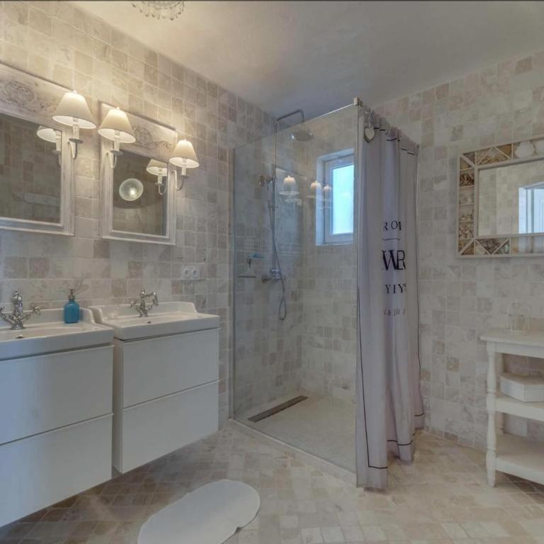 Luxury Villa with Jacuzzi in Les Issambres - Appartement 4 Chambres - 16