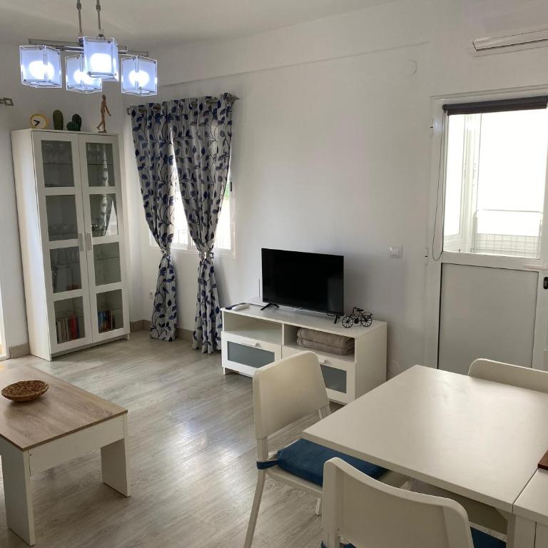 ¡A un paso de peatonal del Balcón de Europa! - One-Bedroom Apartment - 6