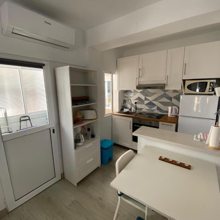 ¡A un paso de peatonal del Balcón de Europa! - One-Bedroom Apartment - 8